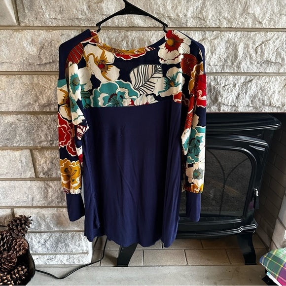 Floral Sleeve Navy long sleeve Top size medium - Picture 4 of 5